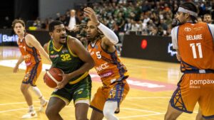 Mężczyźni grają w koszykówkę