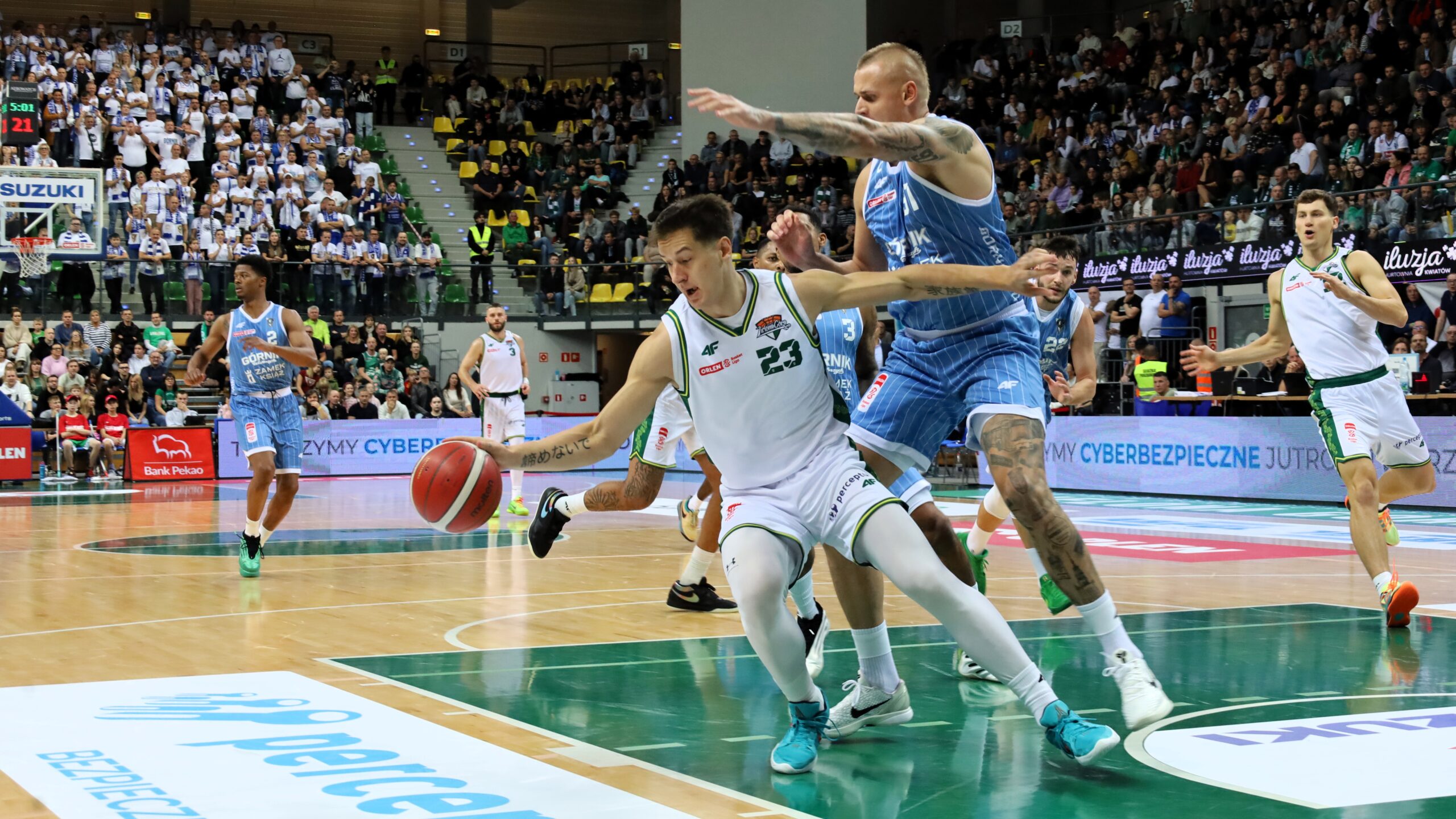 Ośmiu mężczyzn gra w koszykówkę