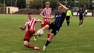 Trzej mężczyźni grają w piłkę