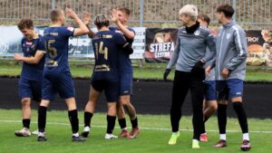 Siedmiu cieszących się mężczyzn w sportowych strojach