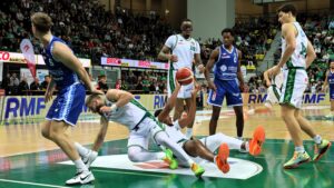 Sześciu mężczyzn gra w koszykówkę