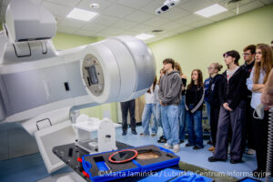 Młodzież mogła zobaczyć jak działają akceleratory.