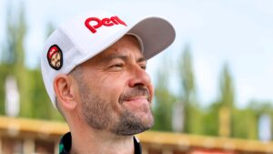 Uśmiechnięty mężczyzna w czapce z daszkiem