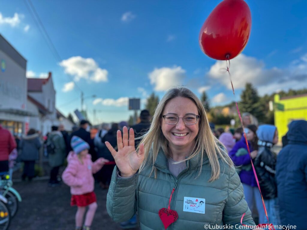 Symbolem marszu były czerwone balony symbolizujące miłość i jednocześnie sprzeciw wobec przemocy.