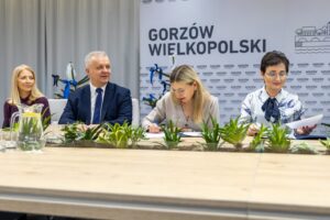 Porozumienie to efekt prowadzonych w ostatnich tygodniach uzgodnień dotyczących zmian w regulacjach płacowych zarówno nauczycieli, jak i pracowników administracji i obsługi w gorzowskich szkołach.