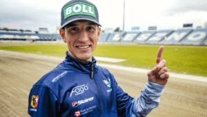 Mężczyzna w czapeczce z daszkiem na tle stadionowych trybun