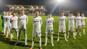 Jedenastu mężczyzn w sportowych strojach