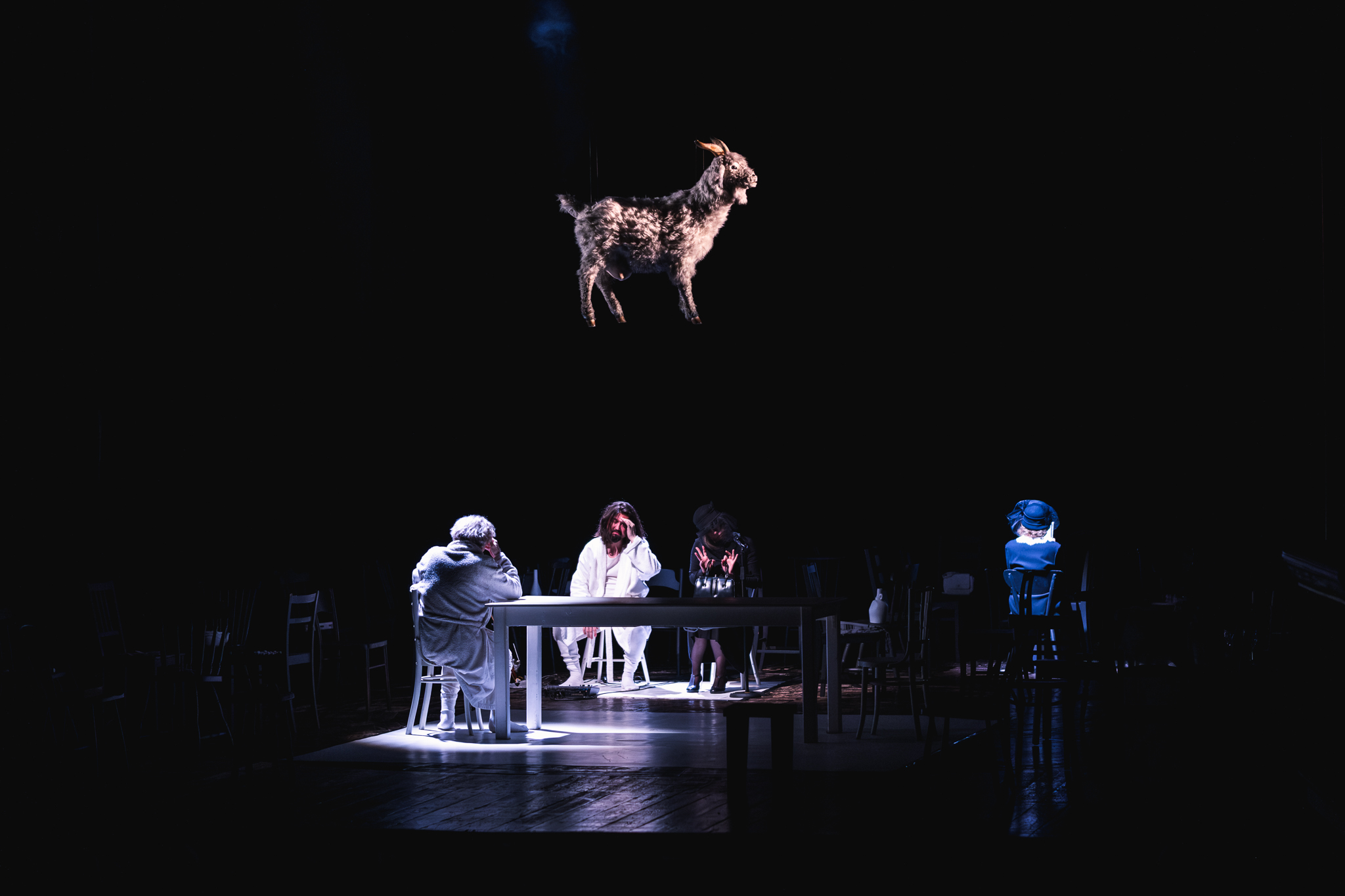 Daniel Olbrychski i Anna Romantowska zaserwowali ze sceny widzom podczas spektaklu PRZEBŁYSKI.