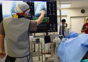 Krzysztof Zalas i dr n. med. Roman Mycka wraz z całym zespołem – mają na koncie ogromny sukces. W gorzowskim szpitalu wykonali pierwszą przezcewnikową trombolizę z użyciem ultradźwięków