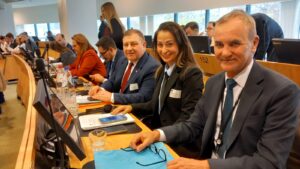 Uśmiechnięte osoby w garniturach