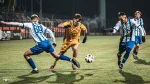 Czterej mężczyźni grają w piłkę