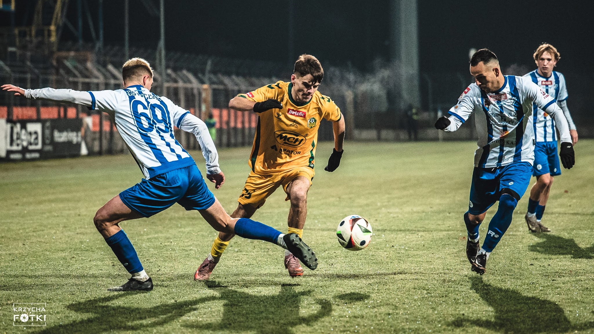 Czterej mężczyźni grają w piłkę