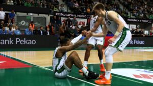 Trzech mężczyzn w sportowych strojach