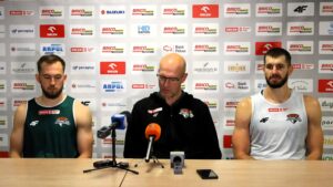 Trzech mężczyzn w sportowych strojach