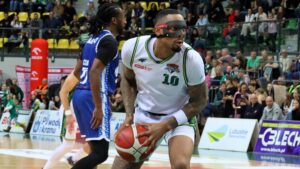 Mężczyzna z piłką do koszykówki