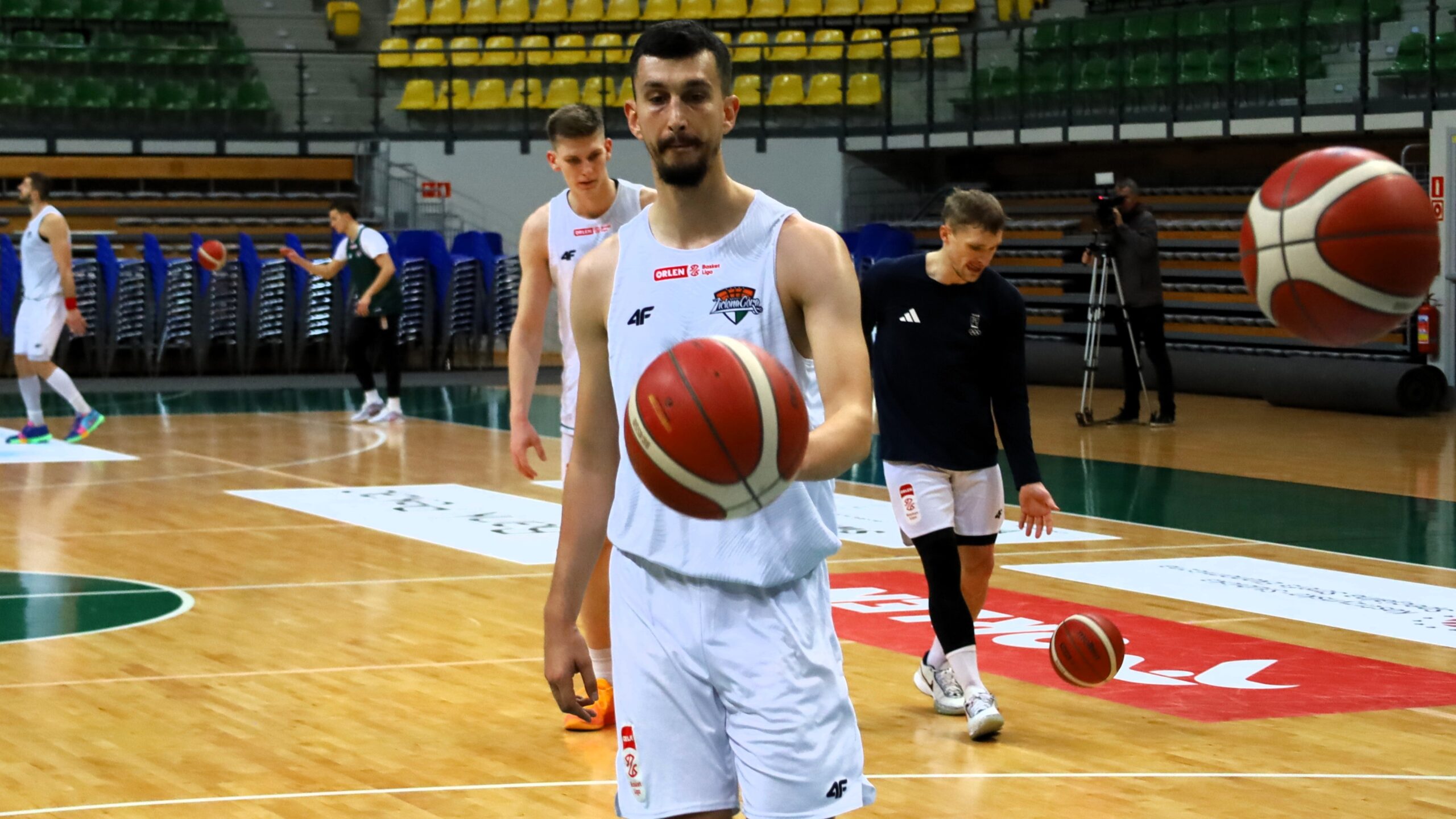 Mężczyzna z piłką do koszykówki