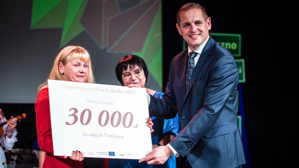 Mężczyzna wręczający nagrodę kobiecie