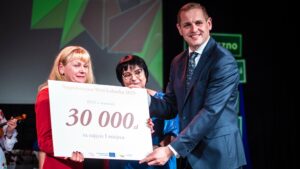 Mężczyzna wręczający nagrodę kobiecie