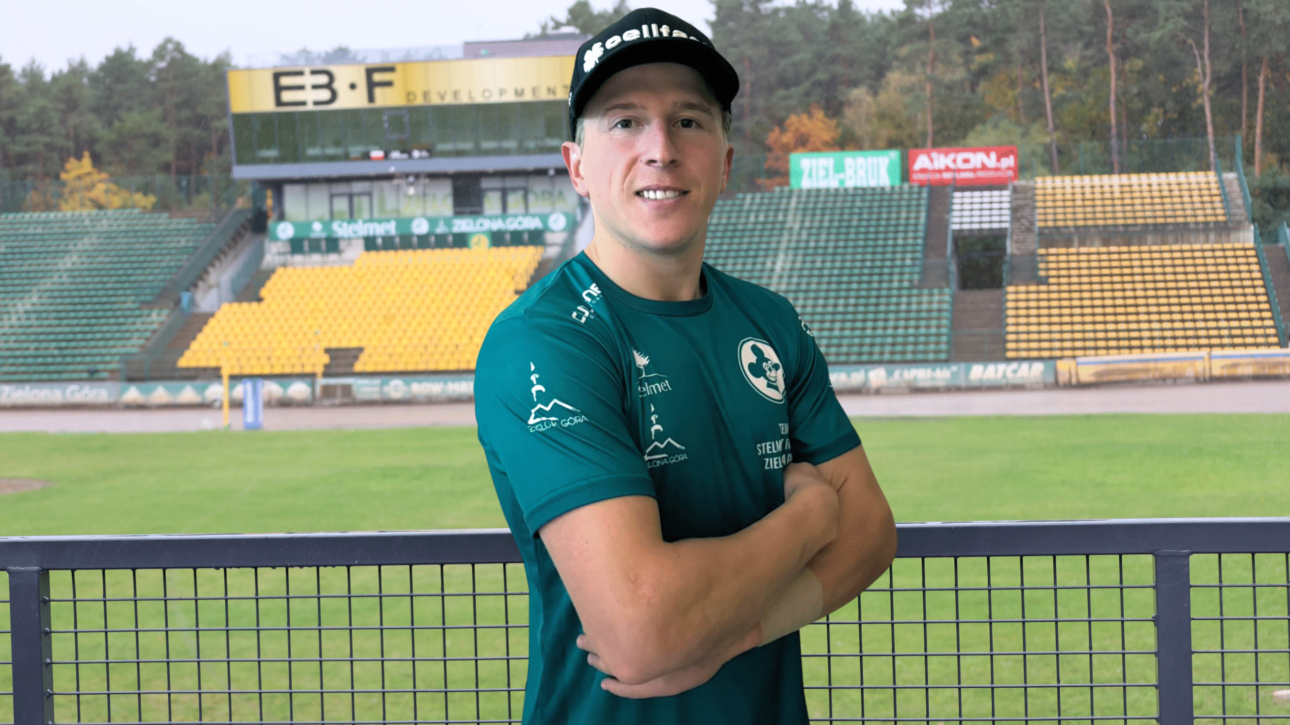 Mężczyzna w czapeczce z daszkiem