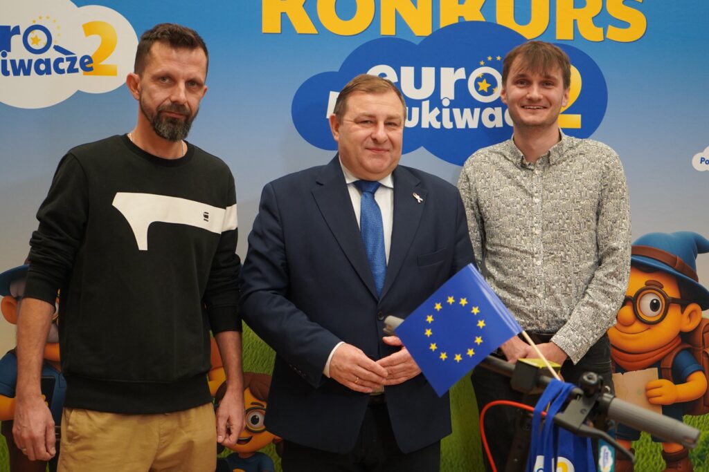 laureaci z wicemarszałkiem pozują do zdjęcia