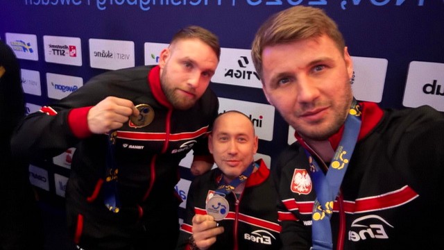 Trzej mężczyźni z medalami