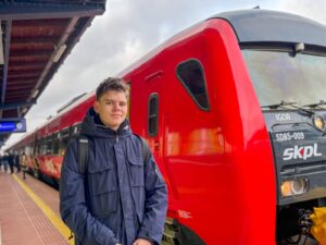 Piotr Czapliński z Gorzowa przyszedł na gorzowski dworzec zrobić sobie zdjęcia na tle nowego składu PKP Intercity do Poznania, bo jest fanem komunikacji.