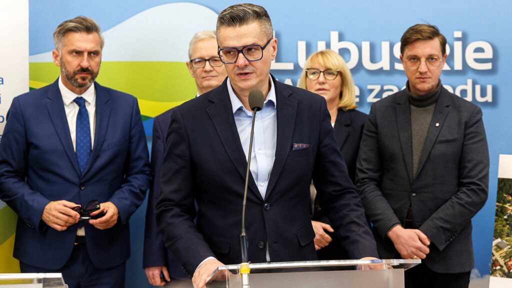 Pięć osób, jedna przy mikrofonie