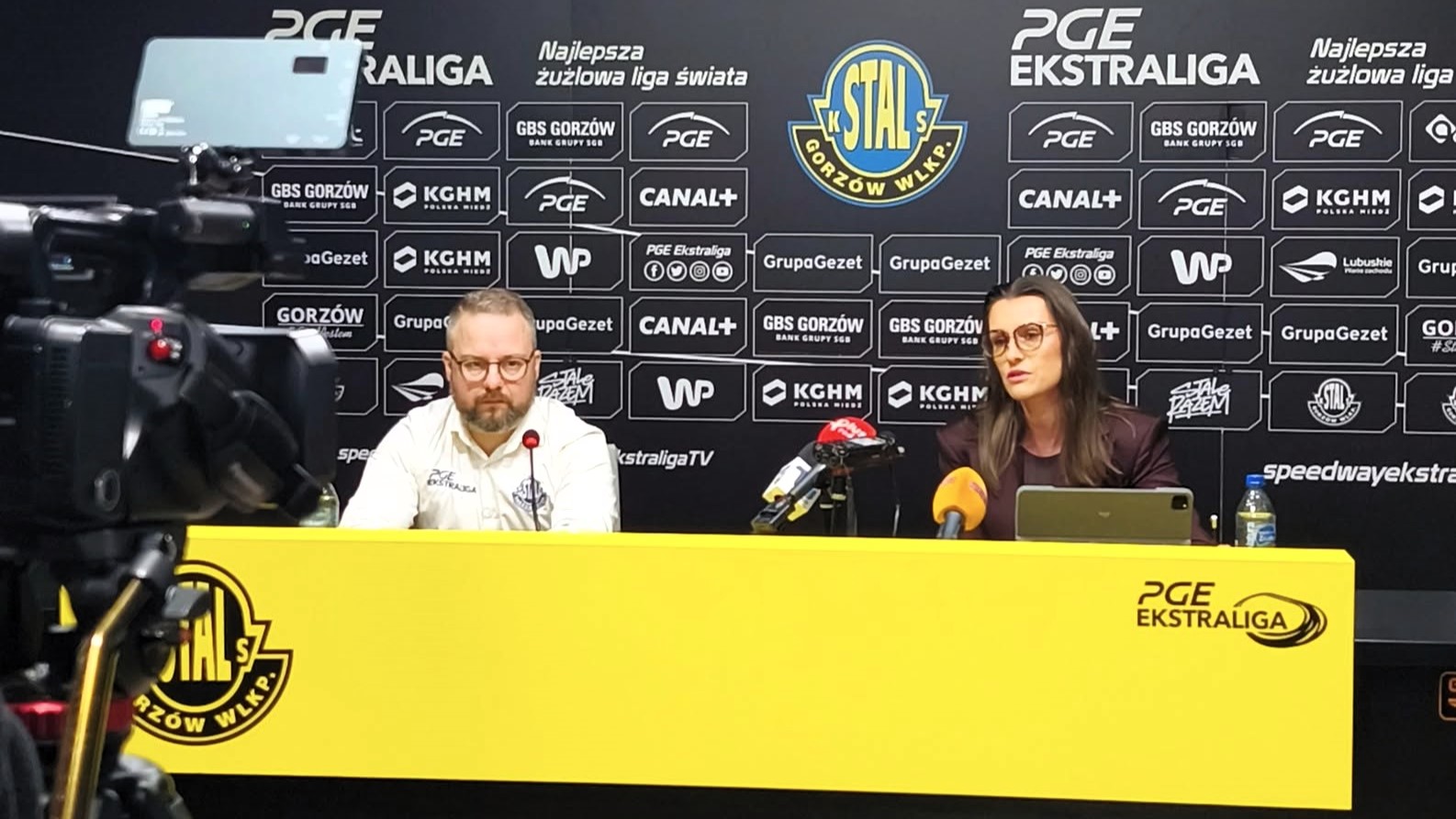 Kobieta i mężczyzna przy mikrofonach