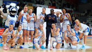 Dwanaście uśmiechniętych kobiet w sportowych strojach