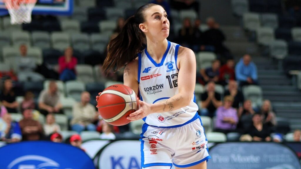 Kobieta z piłką do koszykówki