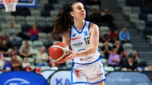 Kobieta z piłką do koszykówki