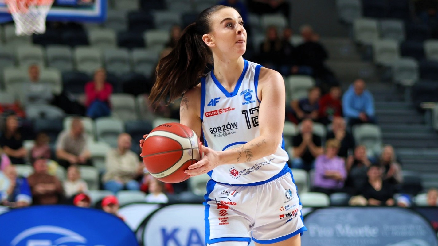 Kobieta z piłką do koszykówki