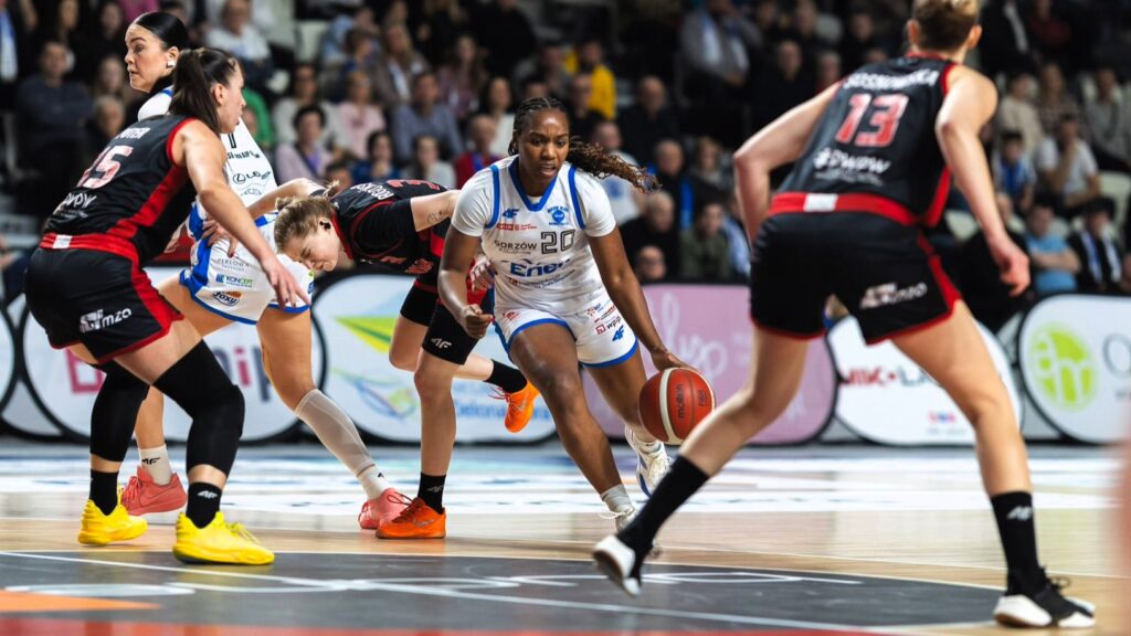 Pięć kobiet gra w koszykówkę