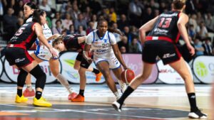 Pięć kobiet gra w koszykówkę