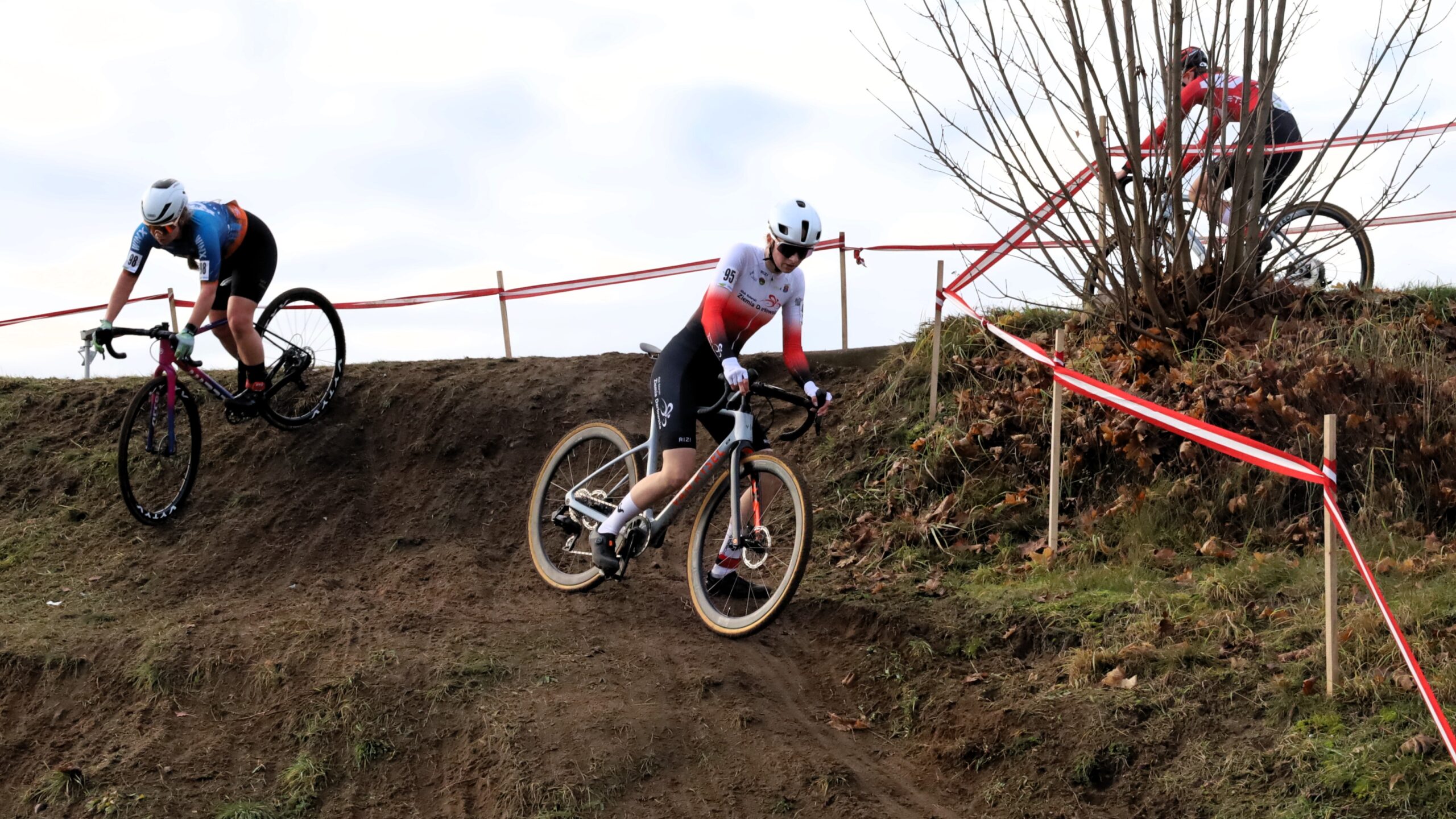 Trzy kobiety na rowerach