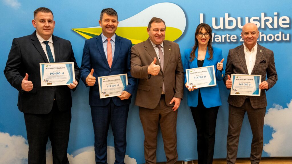 Pięć uśmiechniętych osób