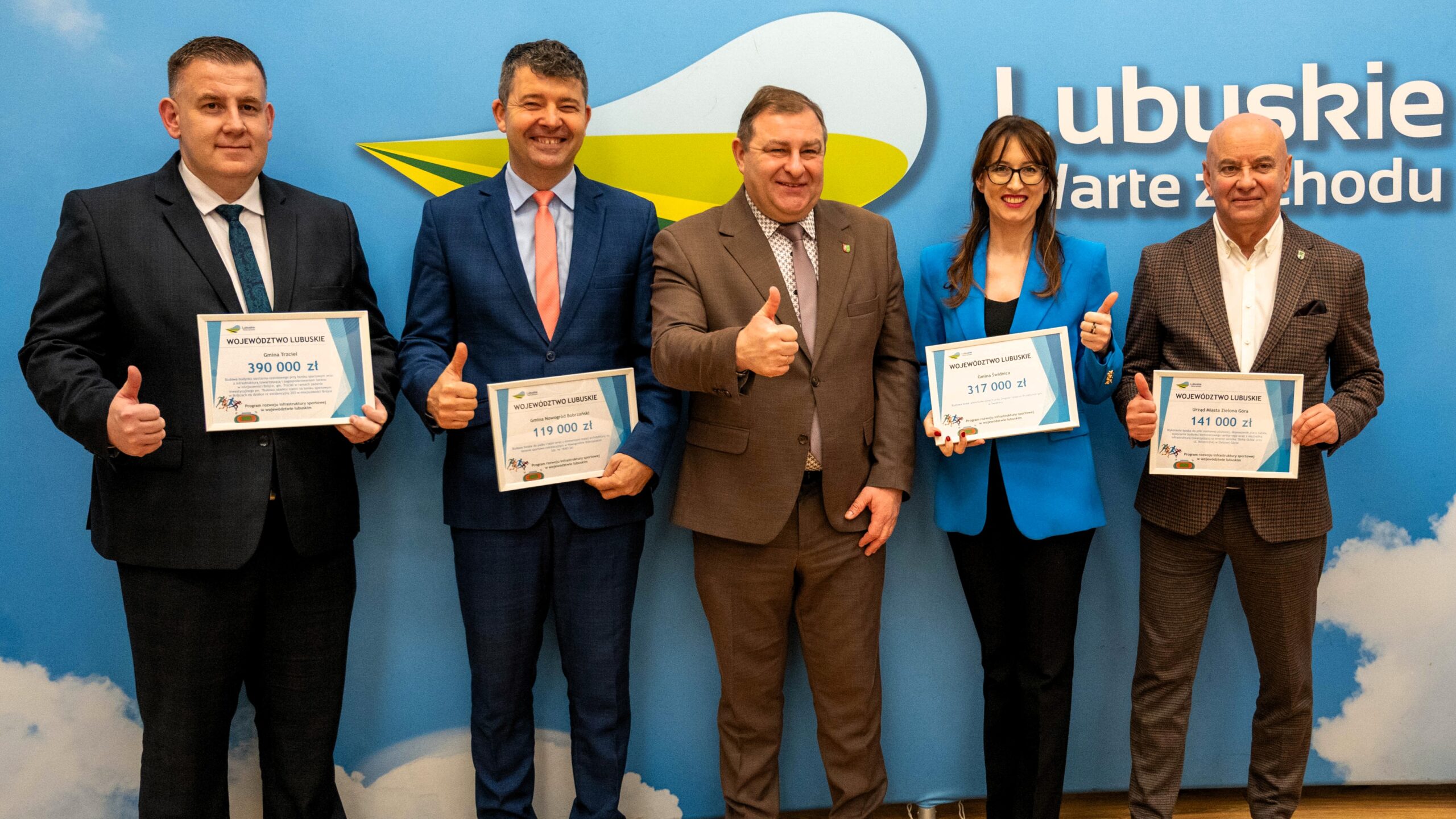 Pięć uśmiechniętych osób