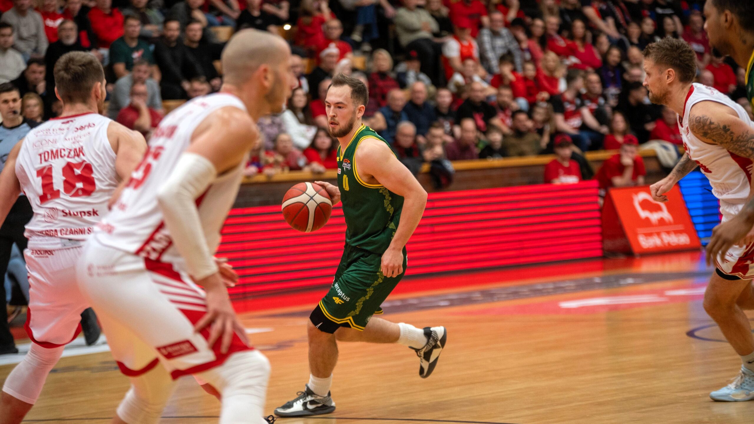 Pięciu Mężczyzn gra w koszykówkę