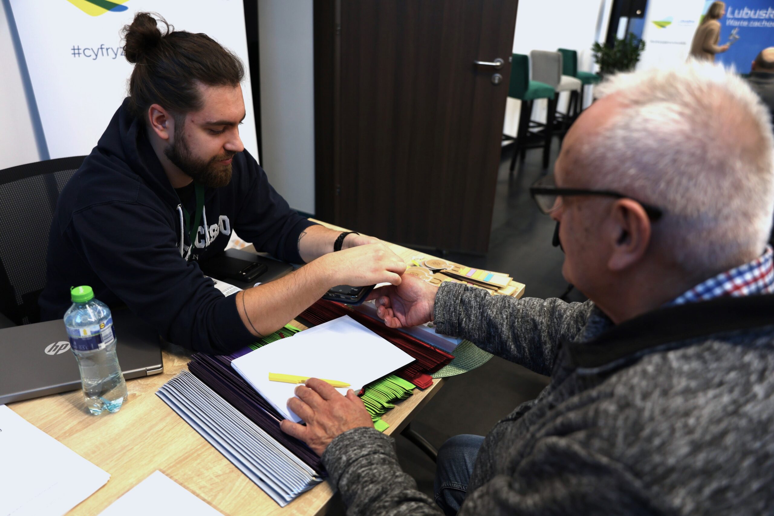 Podczas spotkania można było skorzystać z usług mobilnego pogotowia cyfrowego.