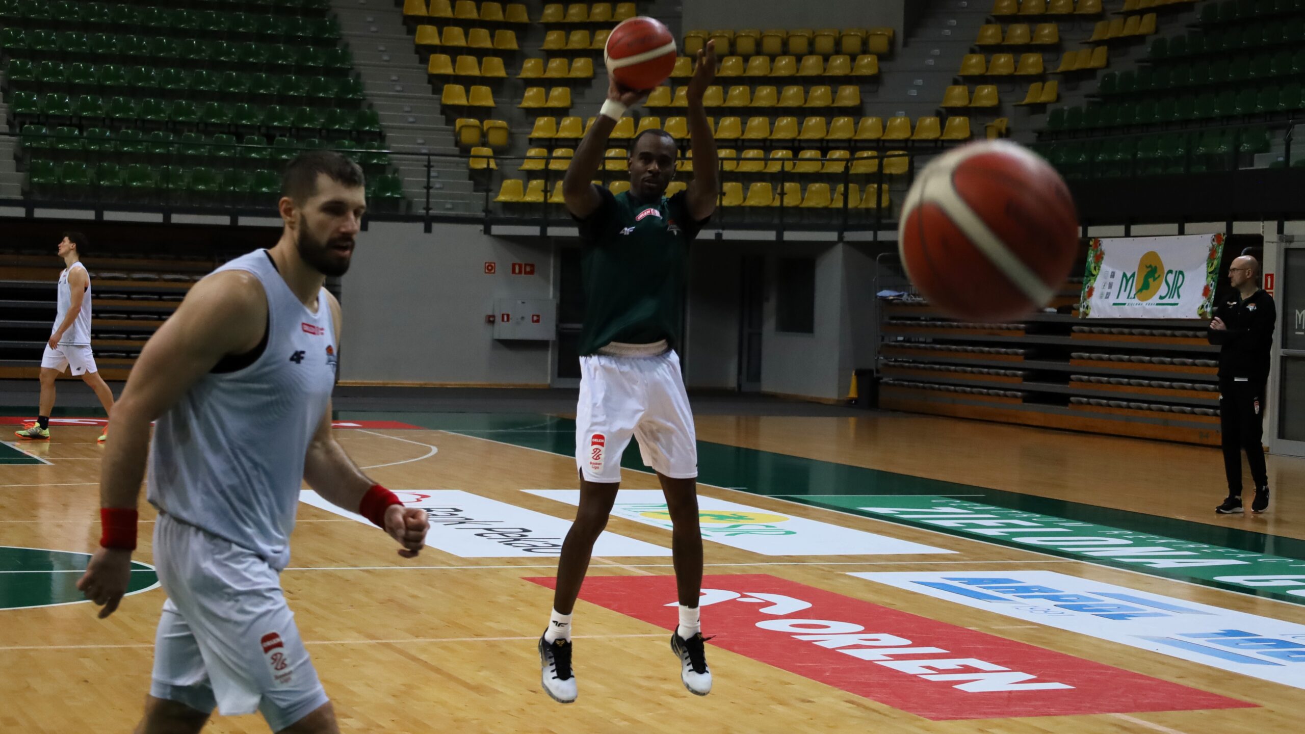 Mężczyźni grający w koszykówkę