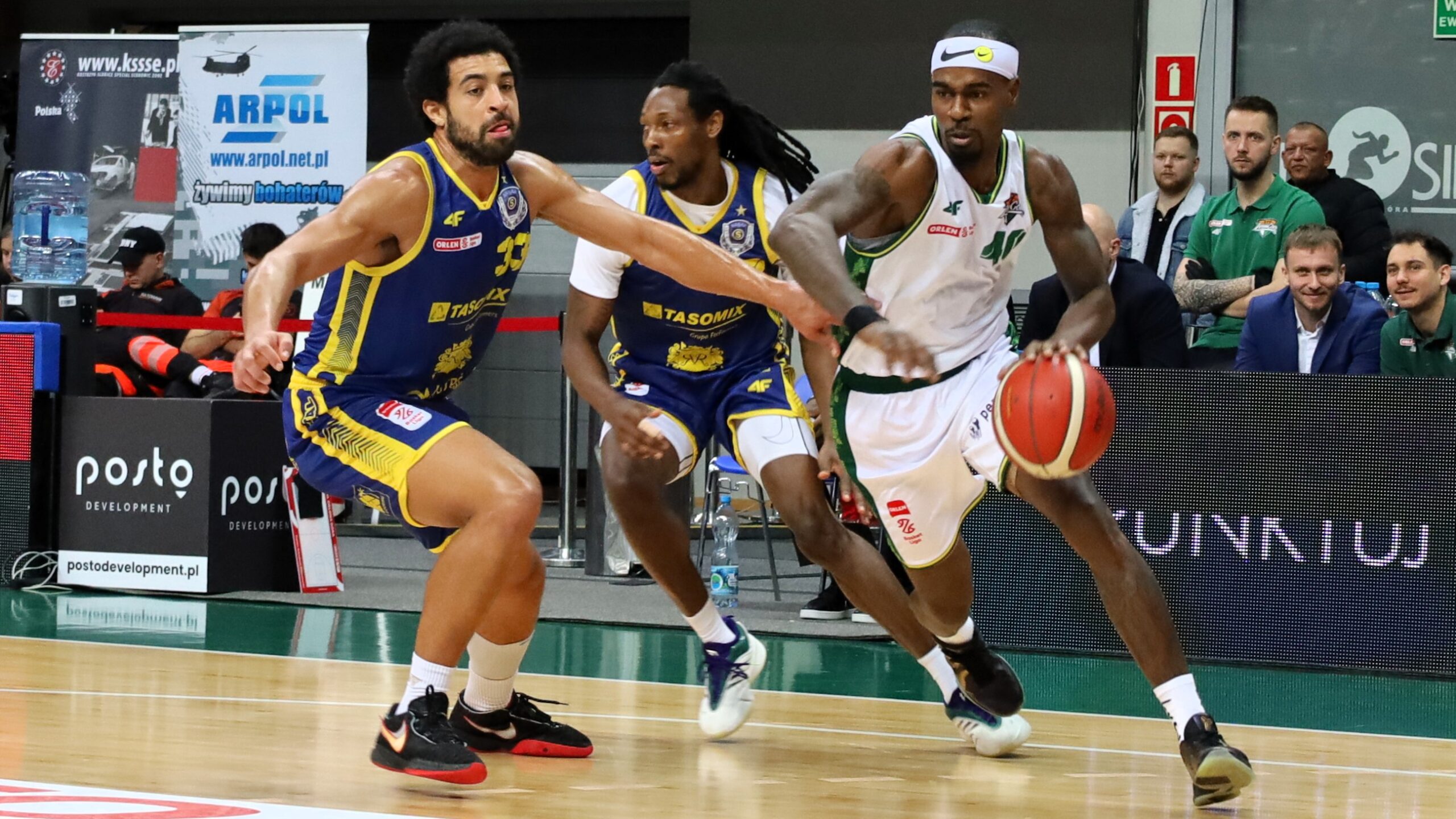 Trzech mężczyzn gra w koszykówkę