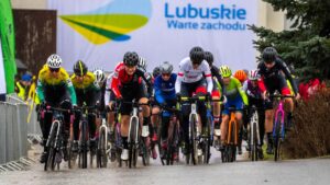 Grupa osób jadących na rowerach