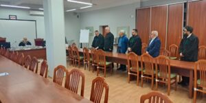 Tadeusz Jędrzejczak wraz z obrońcami podczas ogłoszenia wyroku.