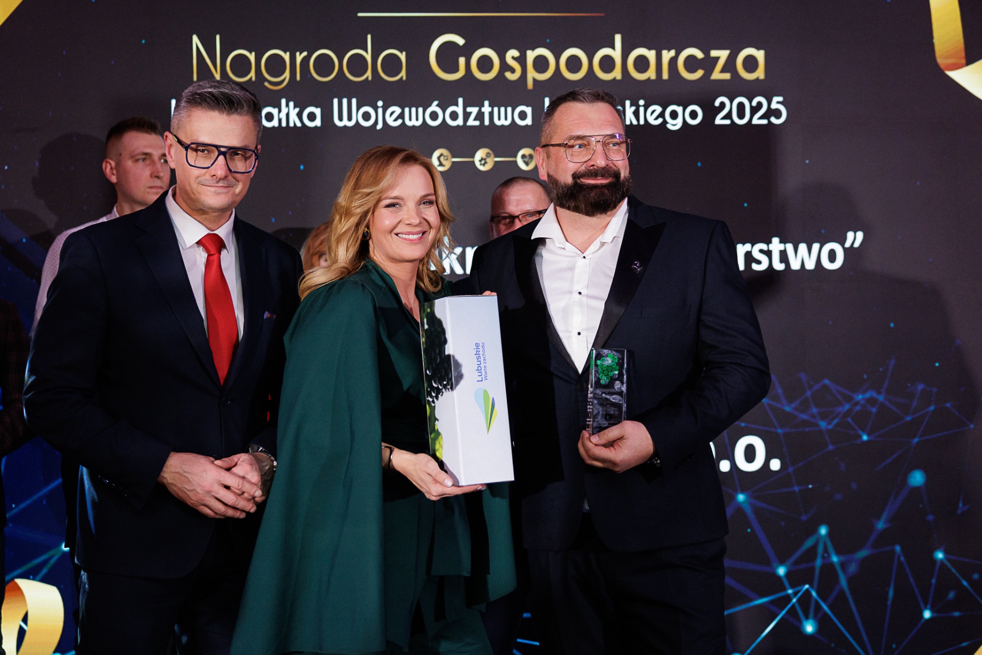 marszałek i przewodnicząca z laureatem