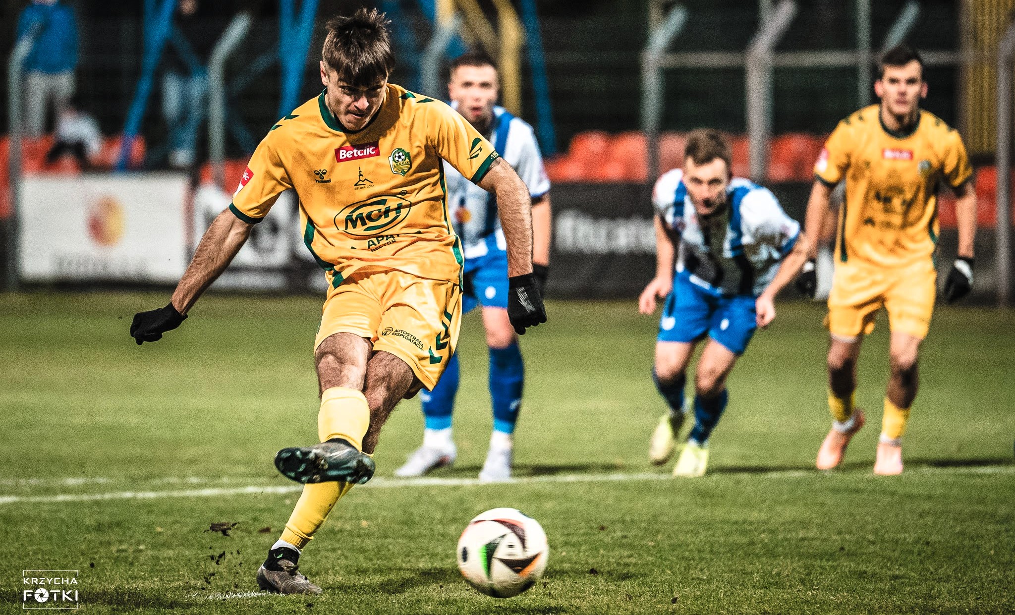 Czterech mężczyzn gra w piłkę