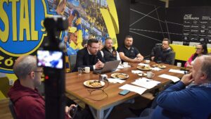 Siedem osób przy stole