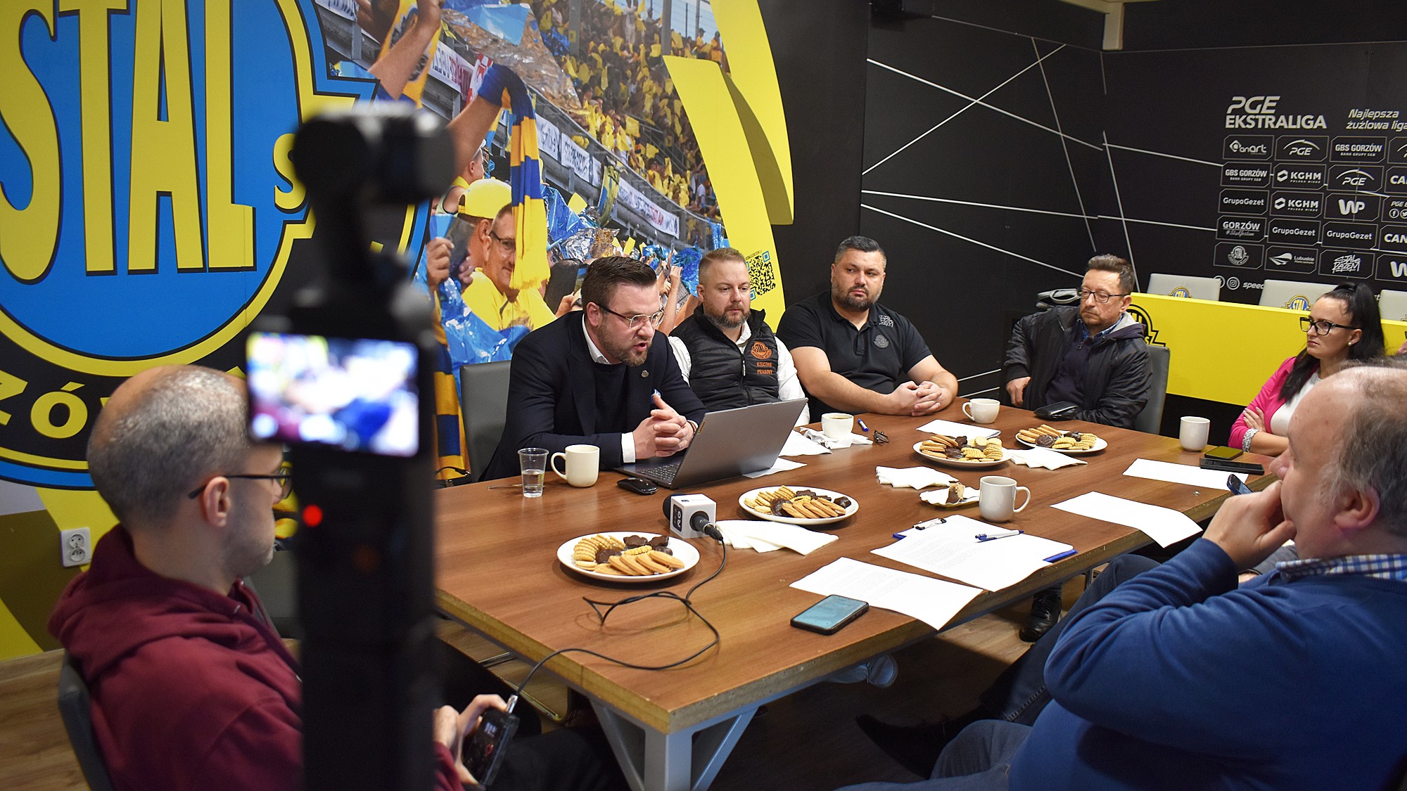 Siedem osób przy stole