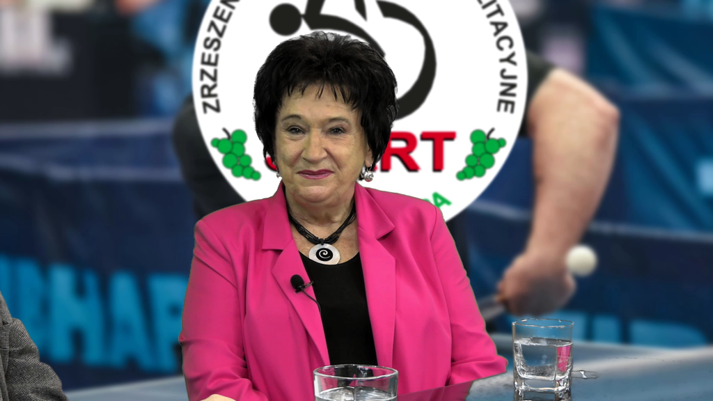 Uśmiechnięta kobieta w różowej marynarce