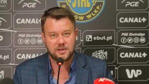 Mężczyzna przy mikrofonie