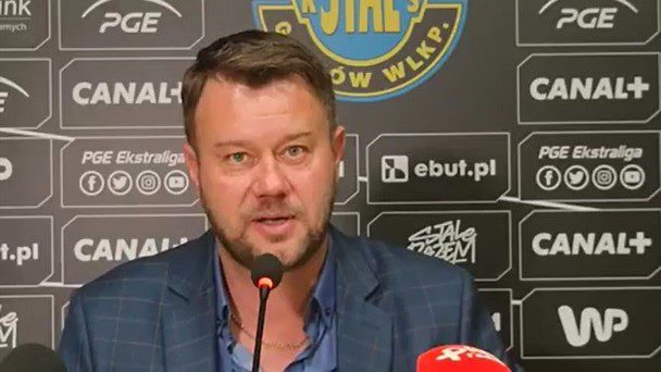 Mężczyzna przy mikrofonie